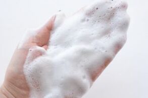 La crema de espuma facial es un excelente agente antienvejecimiento. 
