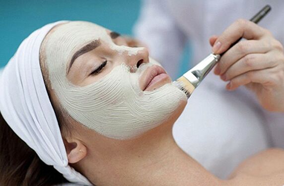 El peeling facial es uno de los métodos de belleza y rejuvenecimiento. 